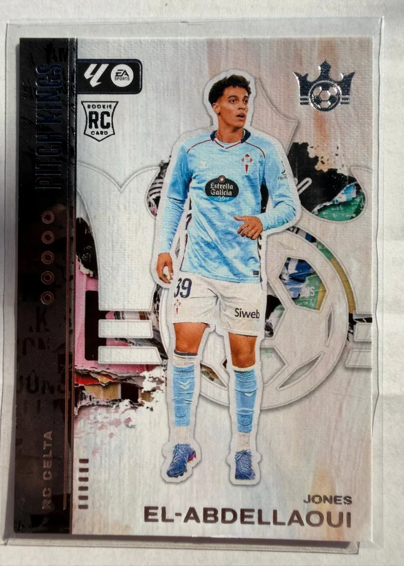 Jones El-Abdellaoui, Panini Pitch Kings 2025/26, karta 32 — awers z oznaczeniem ROOKIE CARD i zawodnikiem Celty w błękitnym stroju
