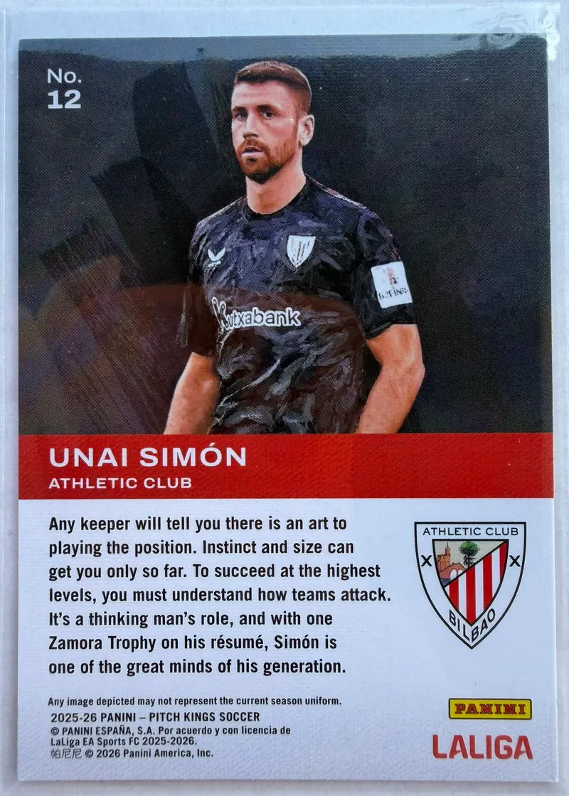 Unai Simón, Panini Pitch Kings 2025/26 Elegance, karta 12 — rewers z herbem Athletiku Bilbao i opisem zawodnika
