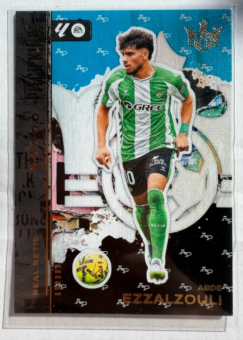 Abde Ezzalzouli, Panini Pitch Kings 2025/26 Artist Proof, karta 27 — awers z tłem pokrytym powtarzanym monogramem AP i zawodnikiem w zielono-białych pasach Realu Betis