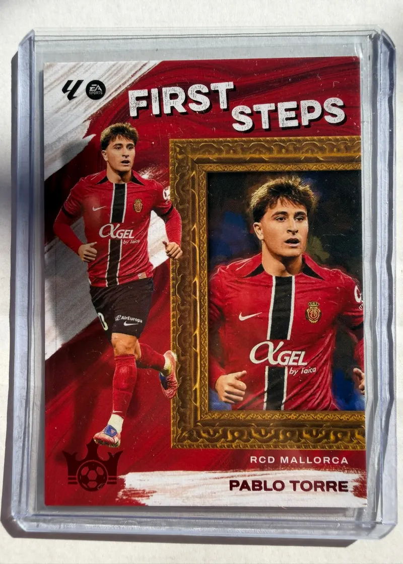 Pablo Torre, Panini Pitch Kings 2025/26 First Steps, karta 5 — awers ze złotą ramą obrazu okalającą zdjęcie zawodnika RCD Mallorca