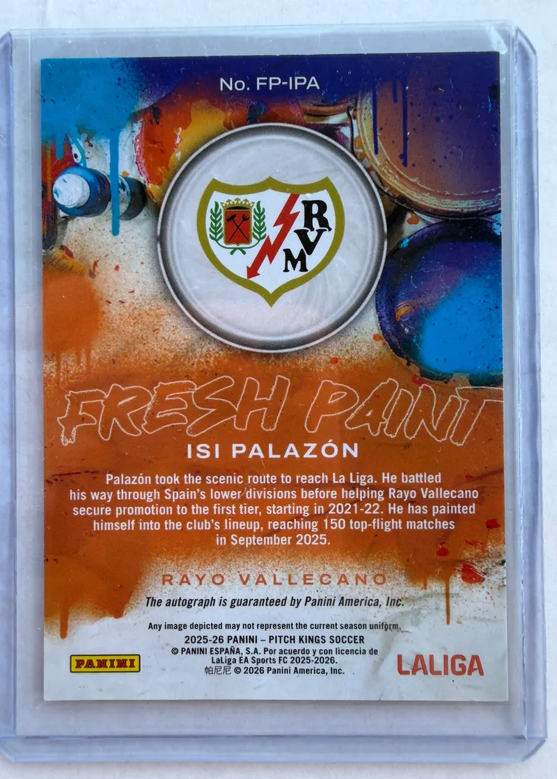 Isi Palazón, Panini Pitch Kings 2025/26 Fresh Paint, karta FP-IPA — rewers z herbem Rayo Vallecano i adnotacją o gwarancji autografu