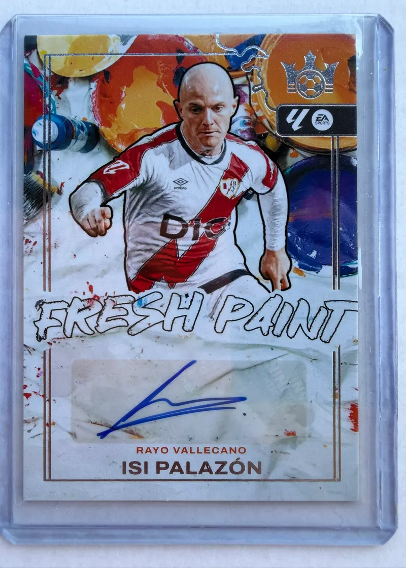 Isi Palazón, Panini Pitch Kings 2025/26 Fresh Paint, karta FP-IPA — awers z odręcznym autografem na białym polu, na tle otwartych puszek z farbą