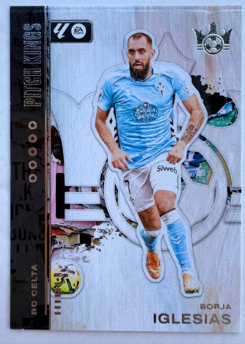 Borja Iglesias, Panini Pitch Kings 2025/26, karta 34 — awers z wyciętą sylwetką piłkarza w błękitnym stroju Celty Vigo na jasnym tle