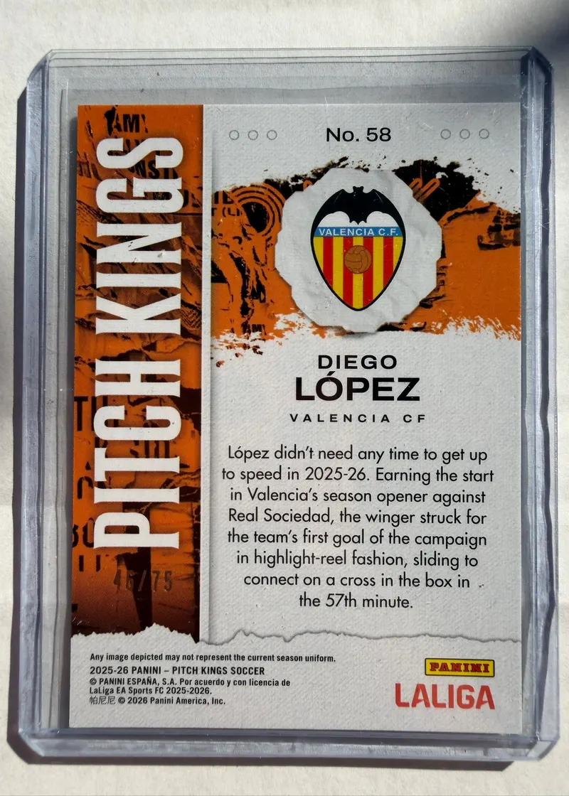 Diego López, Panini Pitch Kings 2025/26, karta 58 — rewers z ręczną numeracją 46/75 i herbem Valencia CF