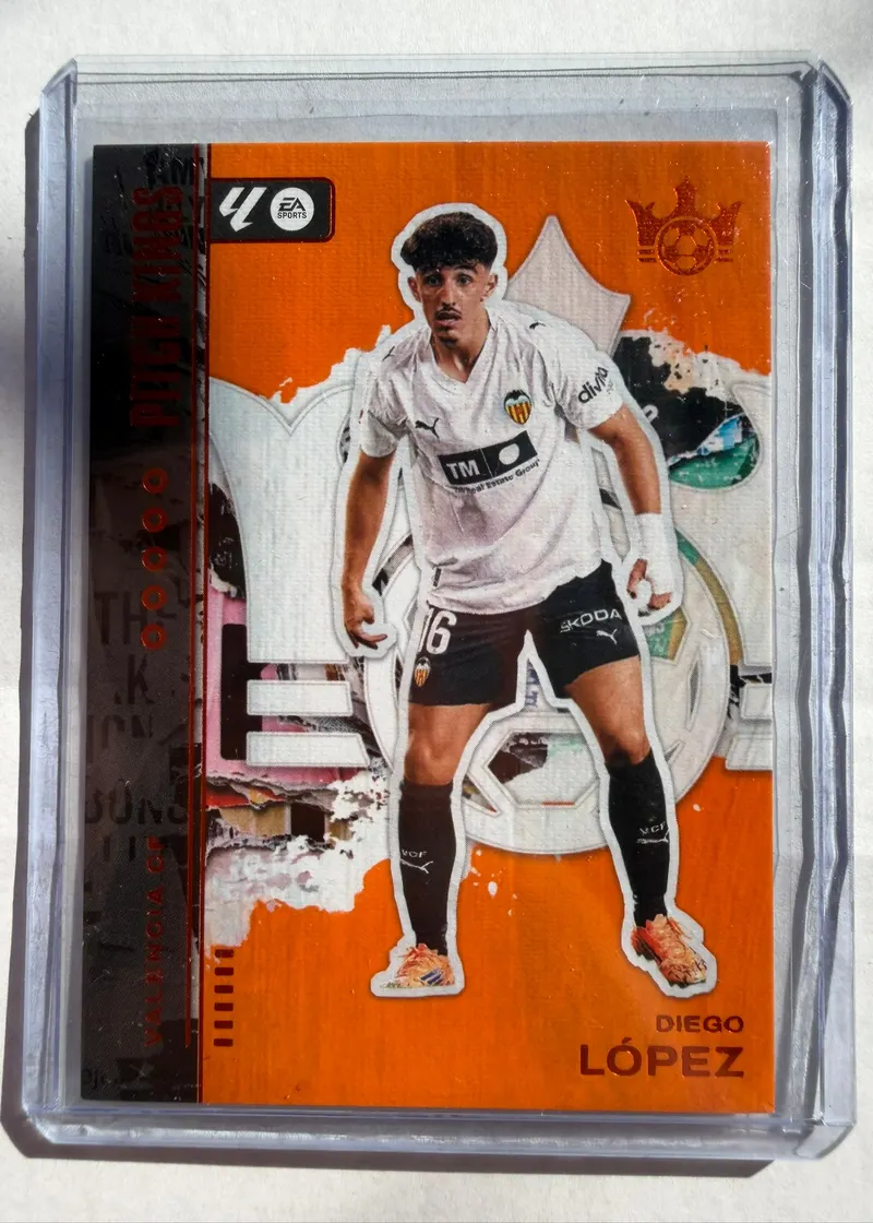 Diego López, Panini Pitch Kings 2025/26 Amber, karta 58 — awers w bursztynowej tonacji z zawodnikiem Valencii w białym stroju