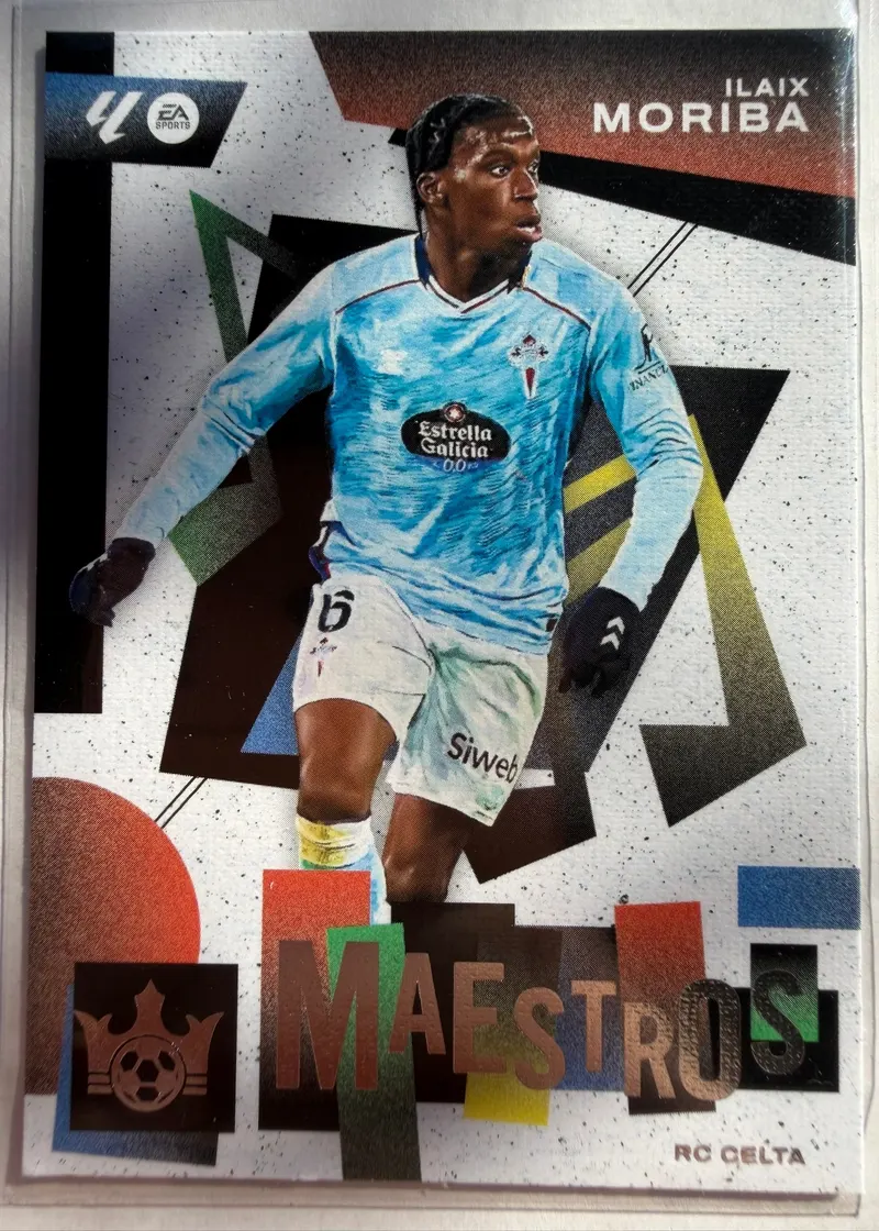 Ilaix Moriba, Panini Pitch Kings 2025/26 Maestros, karta 4 — awers z geometrycznym kolażem w tle i zawodnikiem Celty w błękitnym stroju