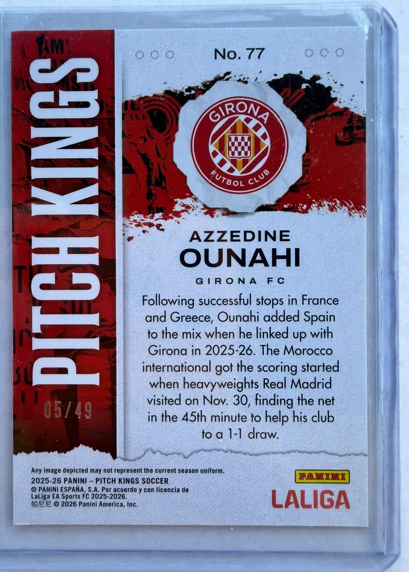 Azzedine Ounahi, Panini Pitch Kings 2025/26 Violet, karta 77 — rewers z herbem Girony, numeracją 05/49 i opisem zawodnika