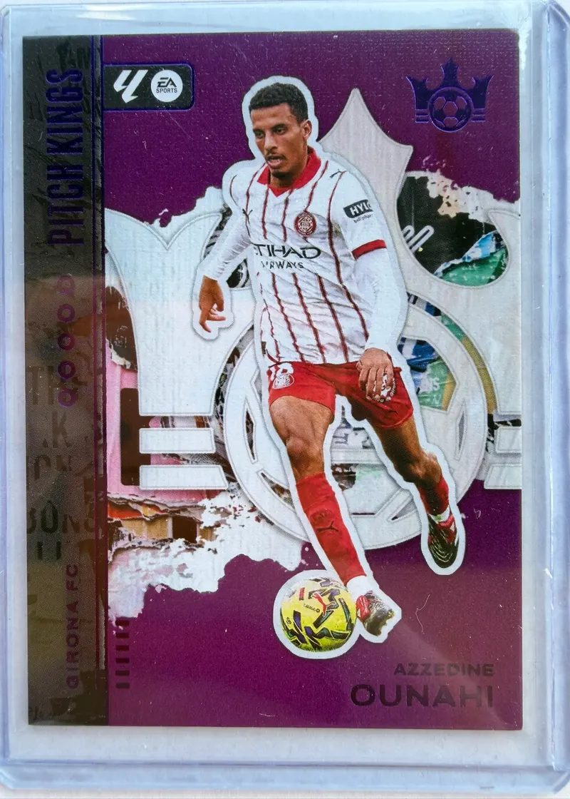 Azzedine Ounahi, Panini Pitch Kings 2025/26 Violet, karta 77 — awers w fioletowej tonacji z piłkarzem w wyjazdowym stroju Girony