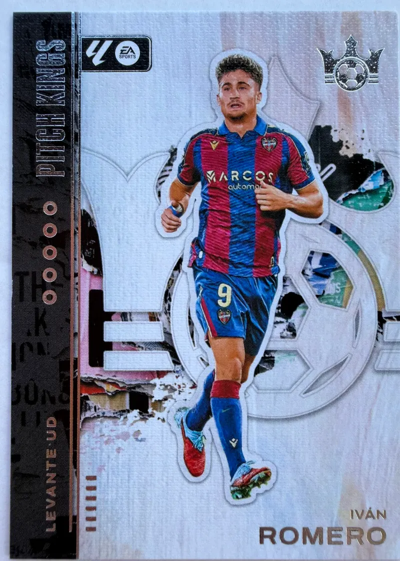 Iván Romero, Panini Pitch Kings 2025/26, karta 92 — awers z wyciętą sylwetką piłkarza w granatowo-bordowym stroju Levante na jasnym tle