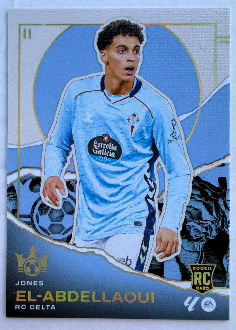 Jones El-Abdellaoui, Panini Pitch Kings 2025/26 Rookies II, karta 2 — awers z oznaczeniem RC i piłkarzem w błękitnym stroju Celty Vigo