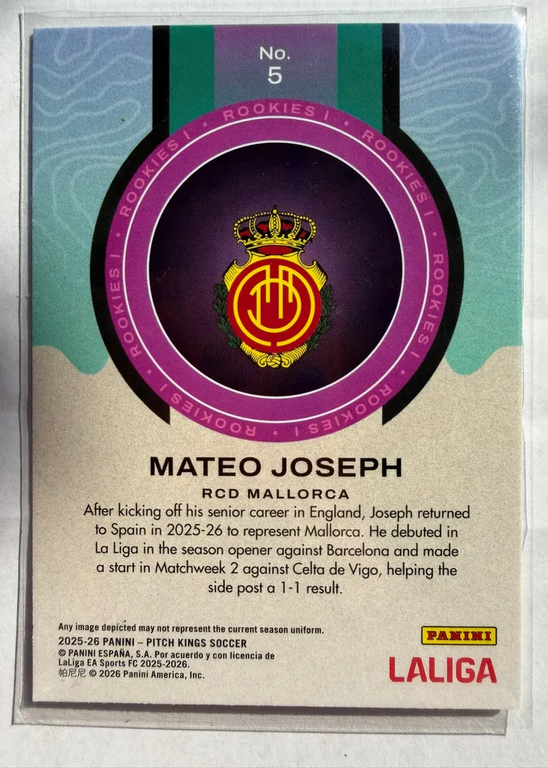 Mateo Joseph, Panini Pitch Kings 2025/26 Rookies I, karta 5 — rewers z herbem RCD Mallorca w okręgu i opisem powrotu do Hiszpanii