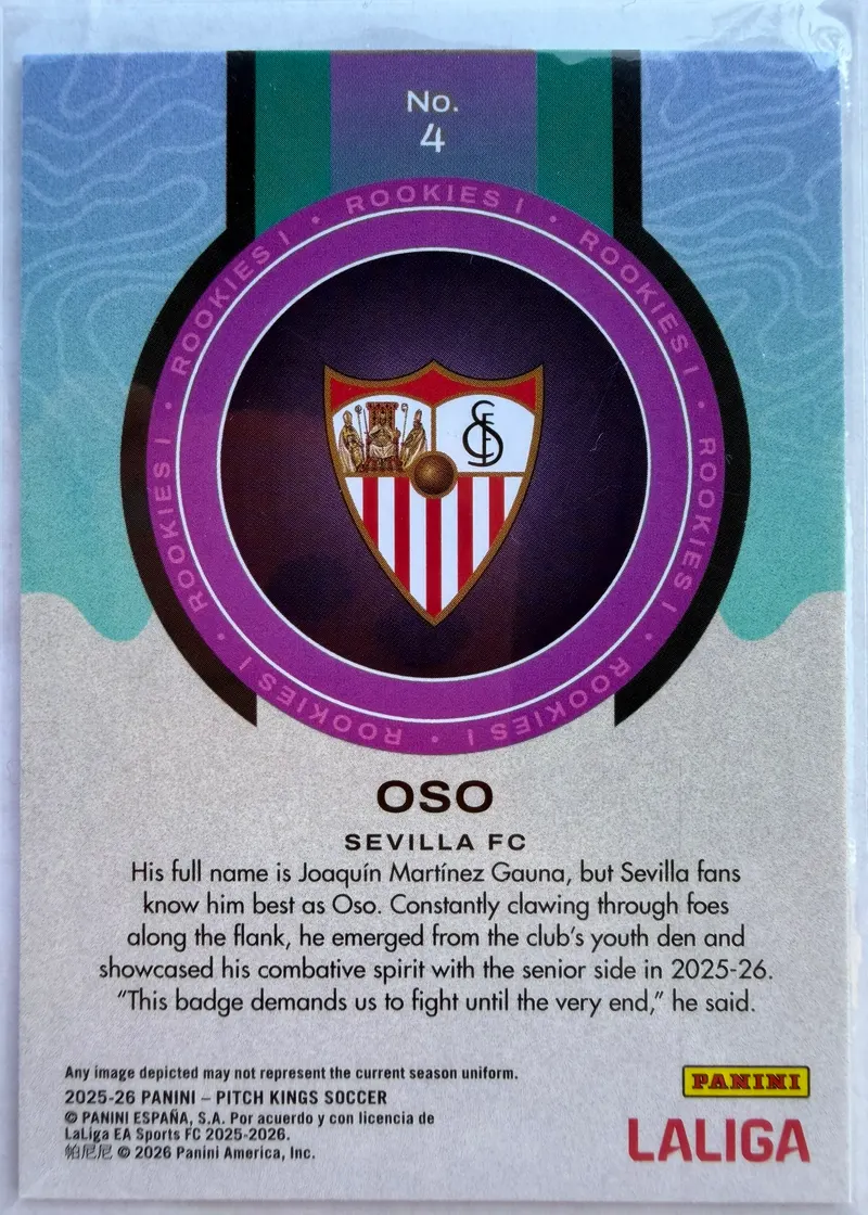 Oso, Panini Pitch Kings 2025/26 Rookies I, karta 4 — rewers z herbem Sevilli i opisem zawodnika