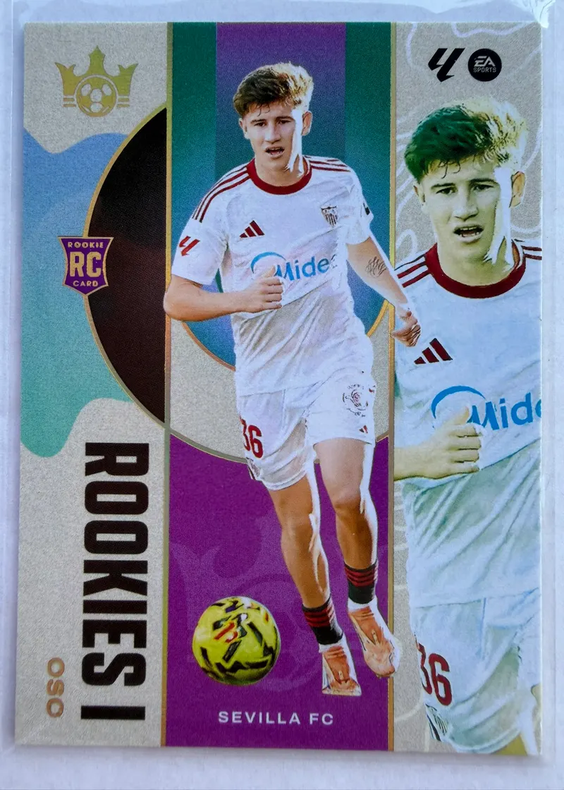 Oso, Panini Pitch Kings 2025/26 Rookies I, karta 4 — awers z oznaczeniem RC i piłkarzem w białym stroju Sevilli