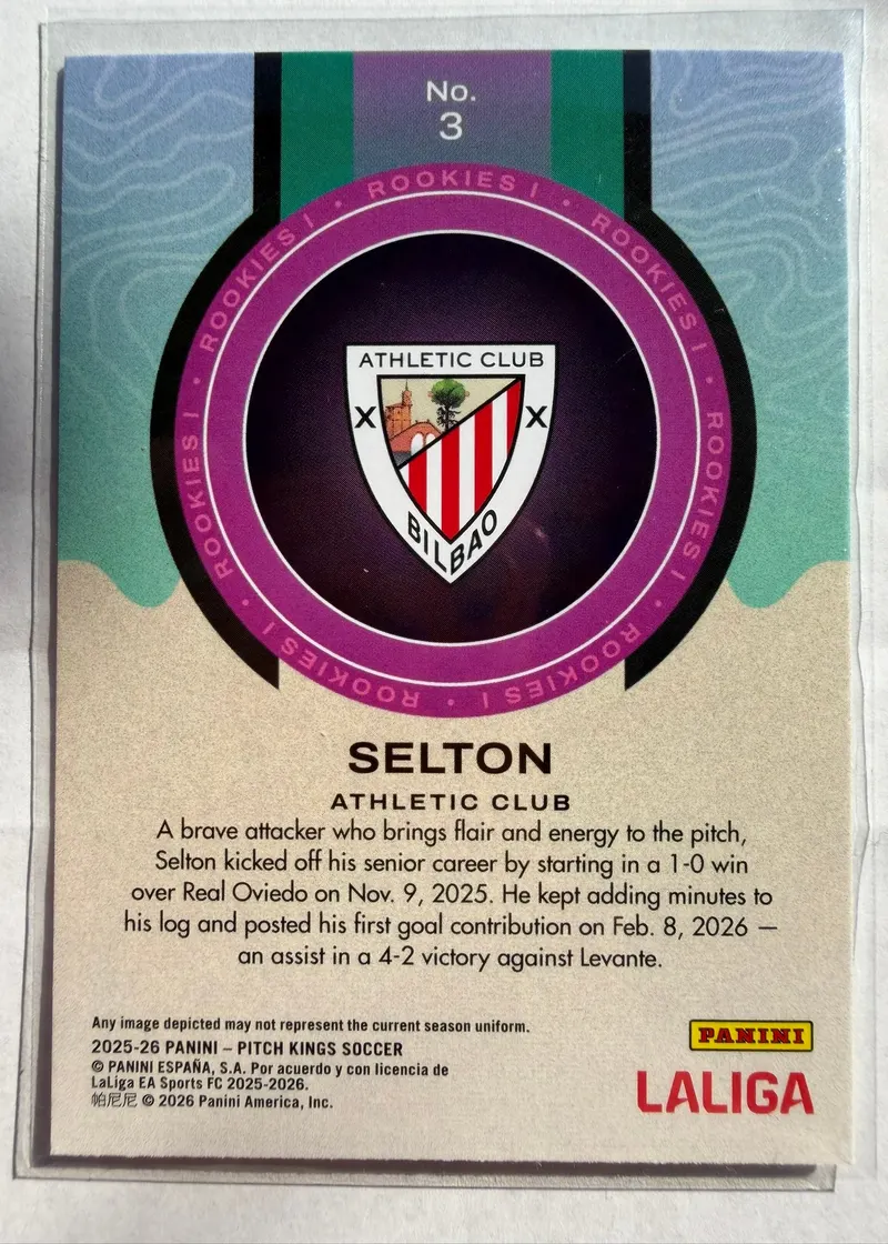 Selton Sánchez, Panini Pitch Kings 2025/26 Rookies I, karta 3 — rewers z herbem Athletic Club w okręgu i opisem debiutu