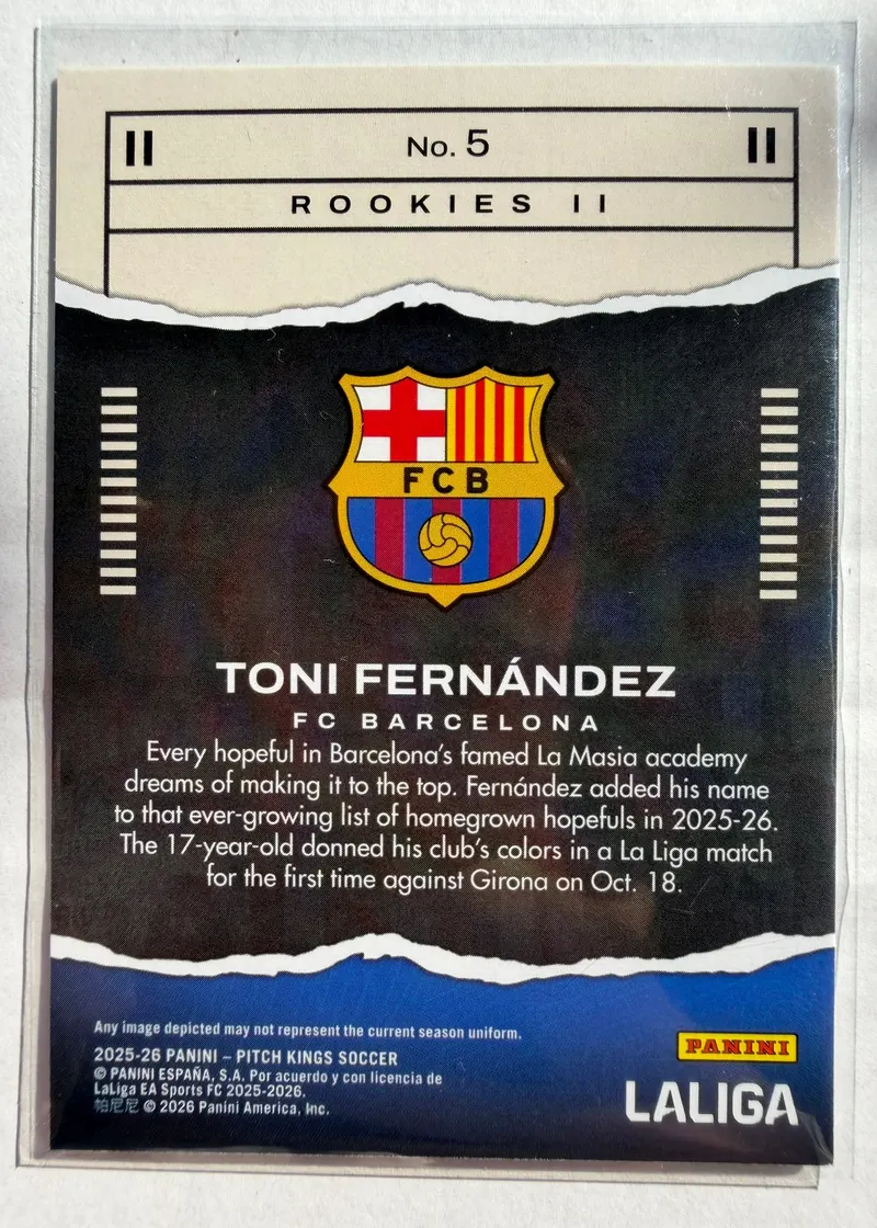 Toni Fernández, Panini Pitch Kings 2025/26 Rookies II, karta 5 — rewers z herbem FC Barcelony i opisem debiutu