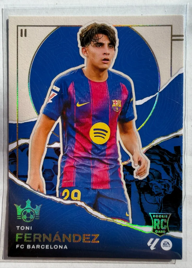 Toni Fernández, Panini Pitch Kings 2025/26 Rookies II, karta 5 — awers z oznaczeniem ROOKIE CARD i zawodnikiem w barwach FC Barcelony na niebieskim tle