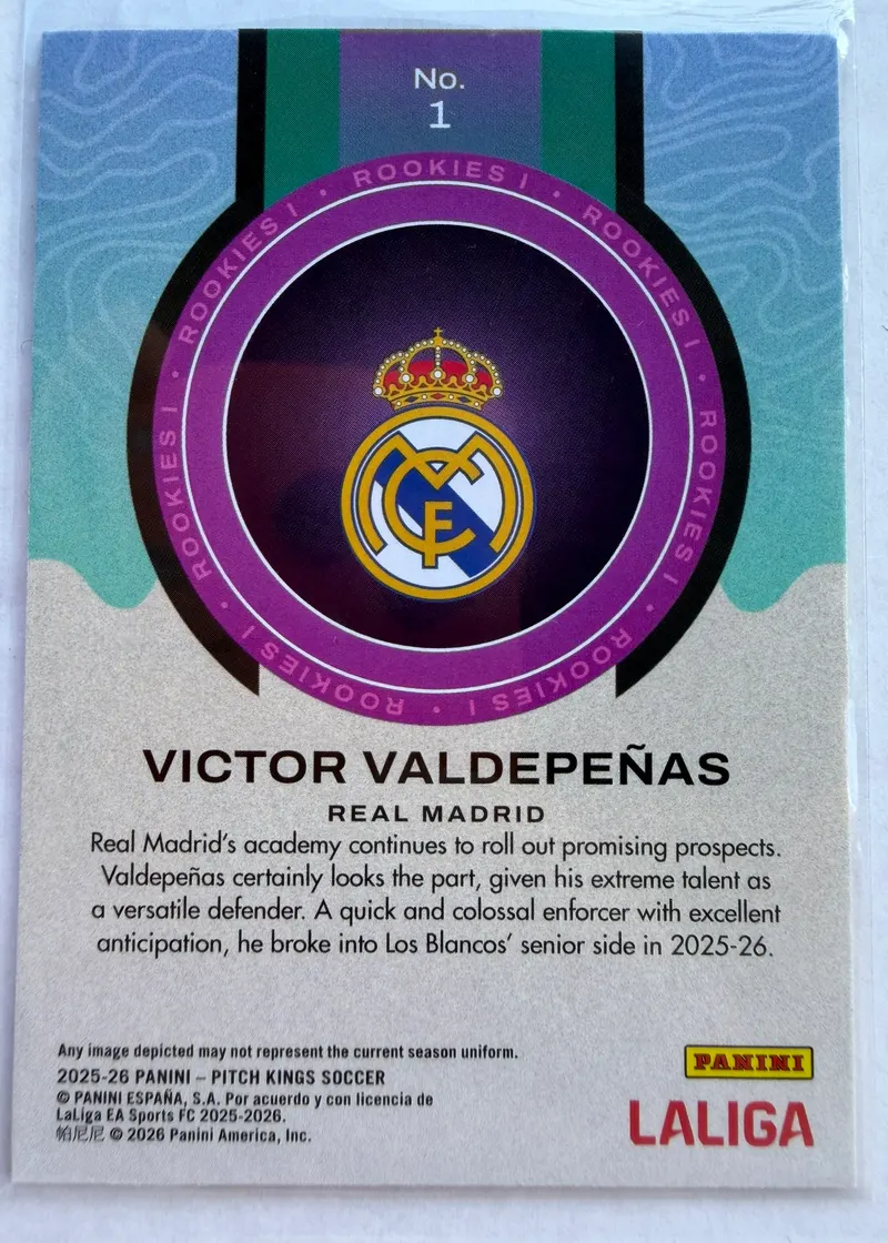 Víctor Valdepeñas, Panini Pitch Kings 2025/26 Rookies I, karta 1 — rewers z herbem Realu Madryt i opisem zawodnika