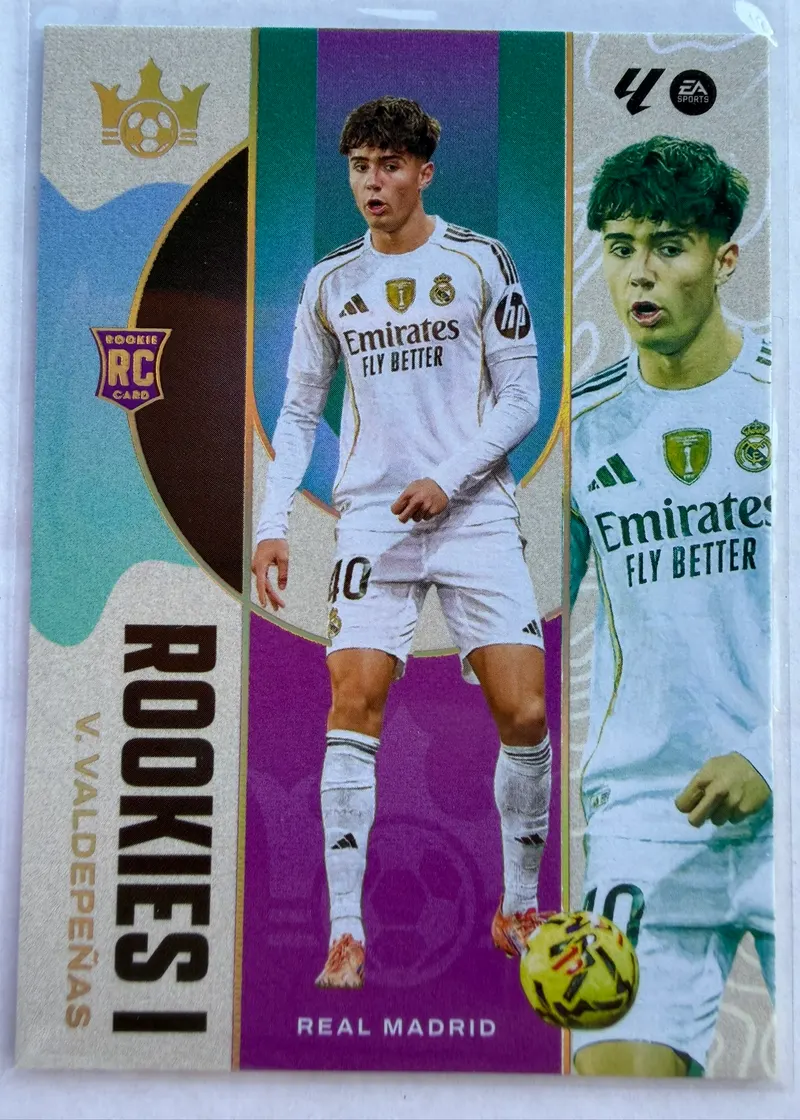 Víctor Valdepeñas, Panini Pitch Kings 2025/26 Rookies I, karta 1 — awers z oznaczeniem RC i piłkarzem w białym stroju Realu Madryt