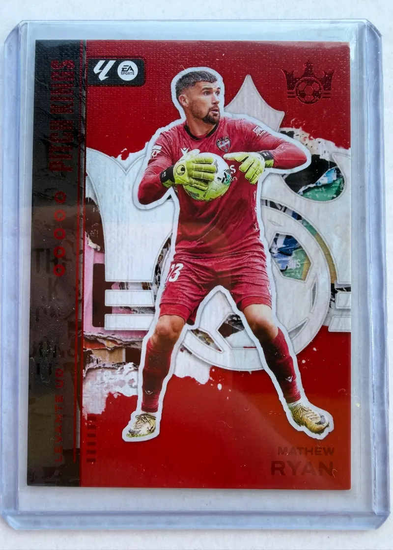 Mathew Ryan, Panini Pitch Kings 2025/26 Ruby, karta 94 — awers w czerwonej tonacji z bramkarzem Levante łapiącym piłkę
