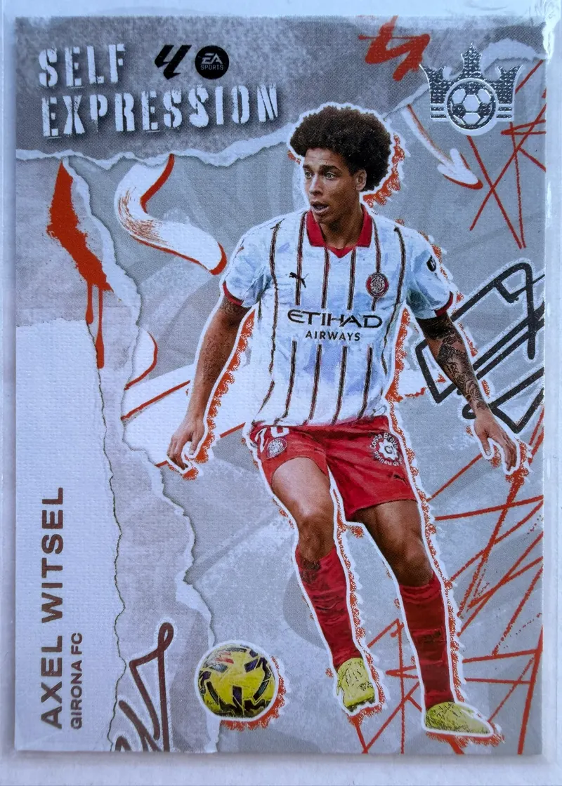 Axel Witsel, Panini Pitch Kings 2025/26 Self Expression, karta 8 — awers z szaro-pomarańczową grafiką w stylu szkicu i piłkarzem w wyjazdowym stroju Girony
