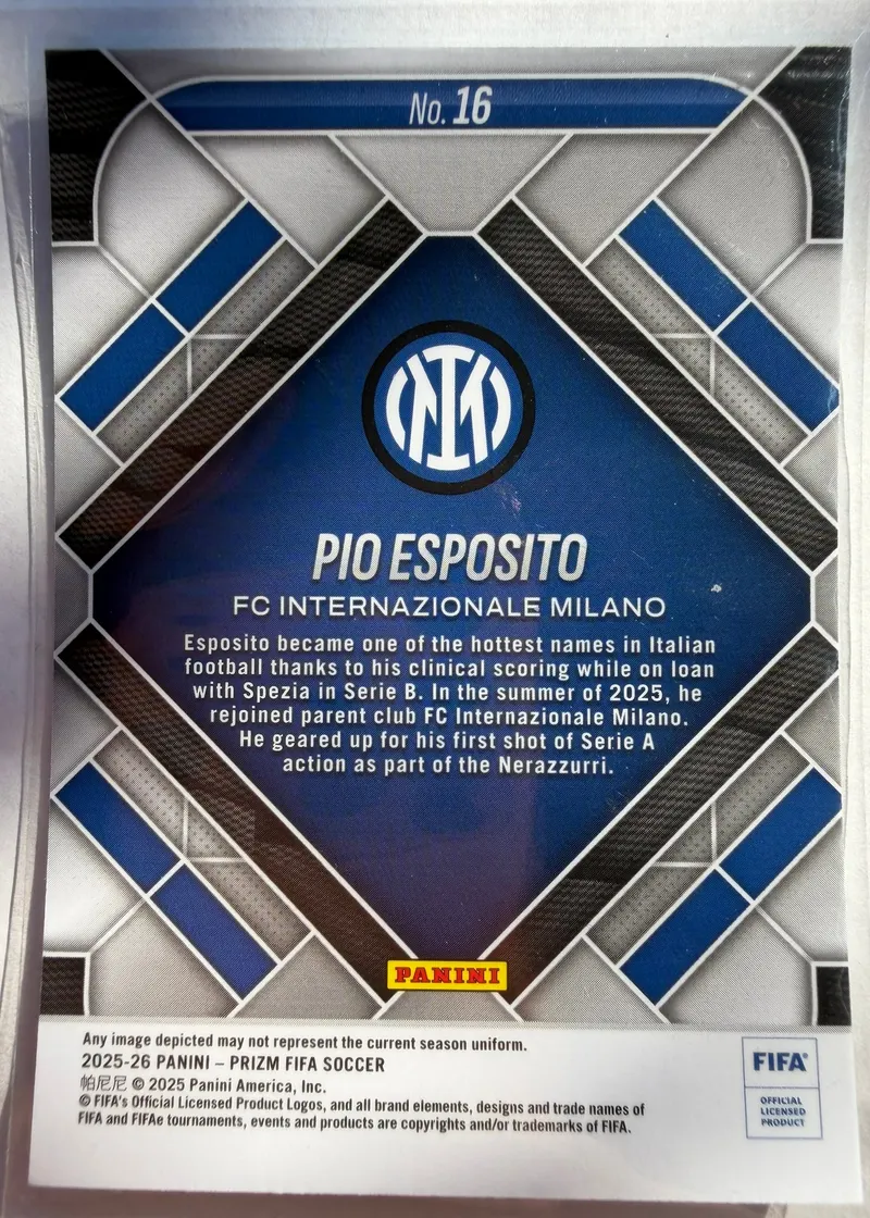 Pio Esposito, Panini Prizm FIFA 2025/26 Emergent, karta 16 — rewers z herbem Interu i opisem powrotu z wypożyczenia
