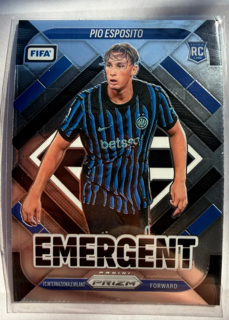 Pio Esposito, Panini Prizm FIFA 2025/26 Emergent, karta 16 — awers z oznaczeniem RC, kątowym niebiesko-czarnym tłem i napisem EMERGENT u dołu