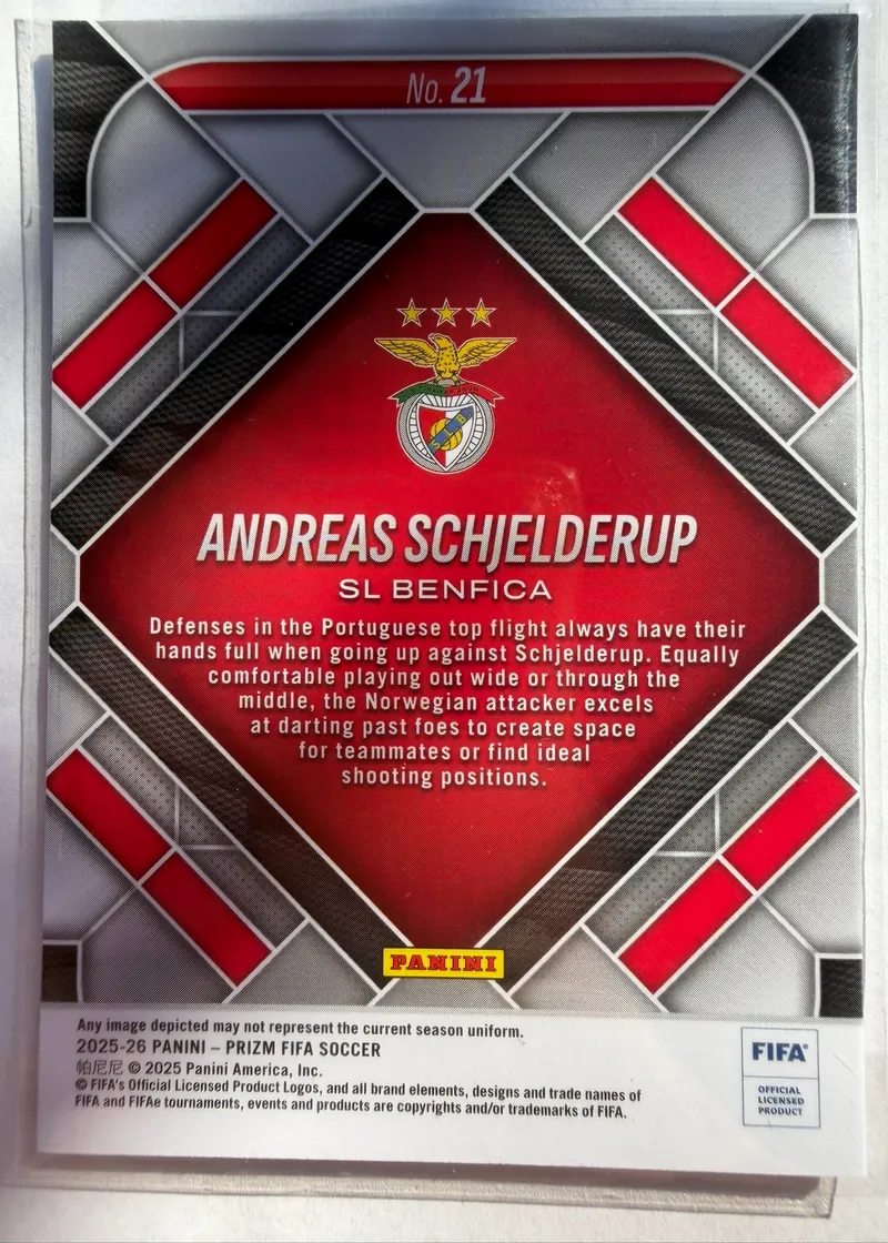 Andreas Schjelderup, Panini Prizm FIFA 2025/26 Emergent, karta 21 — rewers z herbem SL Benfica i opisem zawodnika