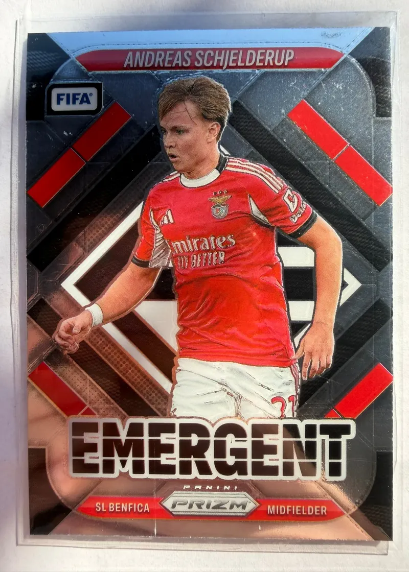 Andreas Schjelderup, Panini Prizm FIFA 2025/26 Emergent, karta 21 — awers z kątowym, czerwono-białym tłem i napisem EMERGENT u dołu