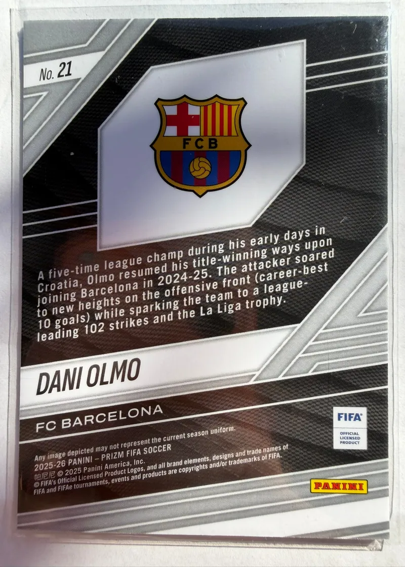 Dani Olmo, Panini Prizm FIFA 2025/26 Fearless, karta 21 — rewers z herbem FC Barcelony i opisem zawodnika