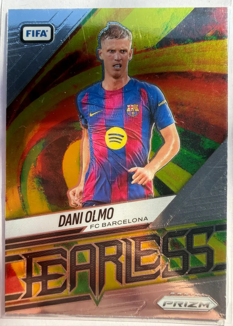Dani Olmo, Panini Prizm FIFA 2025/26 Fearless, karta 21 — awers z tęczowym, holograficznym tłem i napisem FEARLESS u dołu