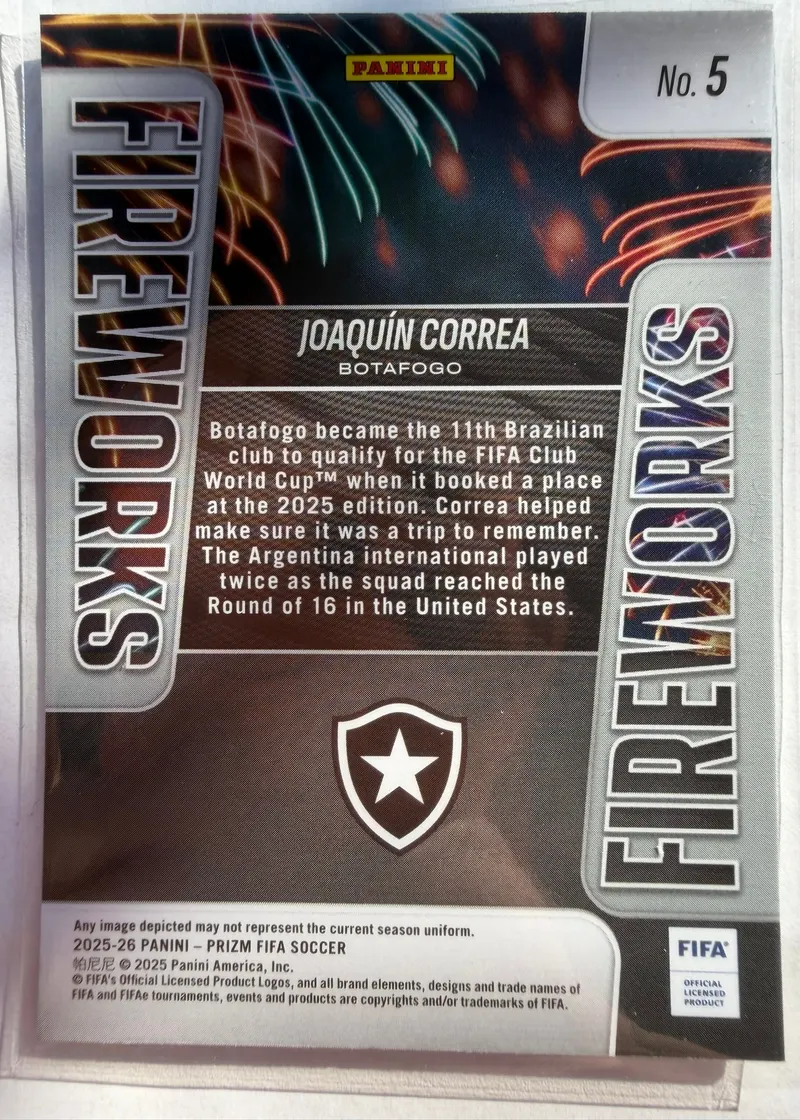 Joaquín Correa, Panini Prizm FIFA 2025/26 Fireworks, karta 5 — rewers z herbem Botafogo i opisem występu na Klubowych Mistrzostwach Świata