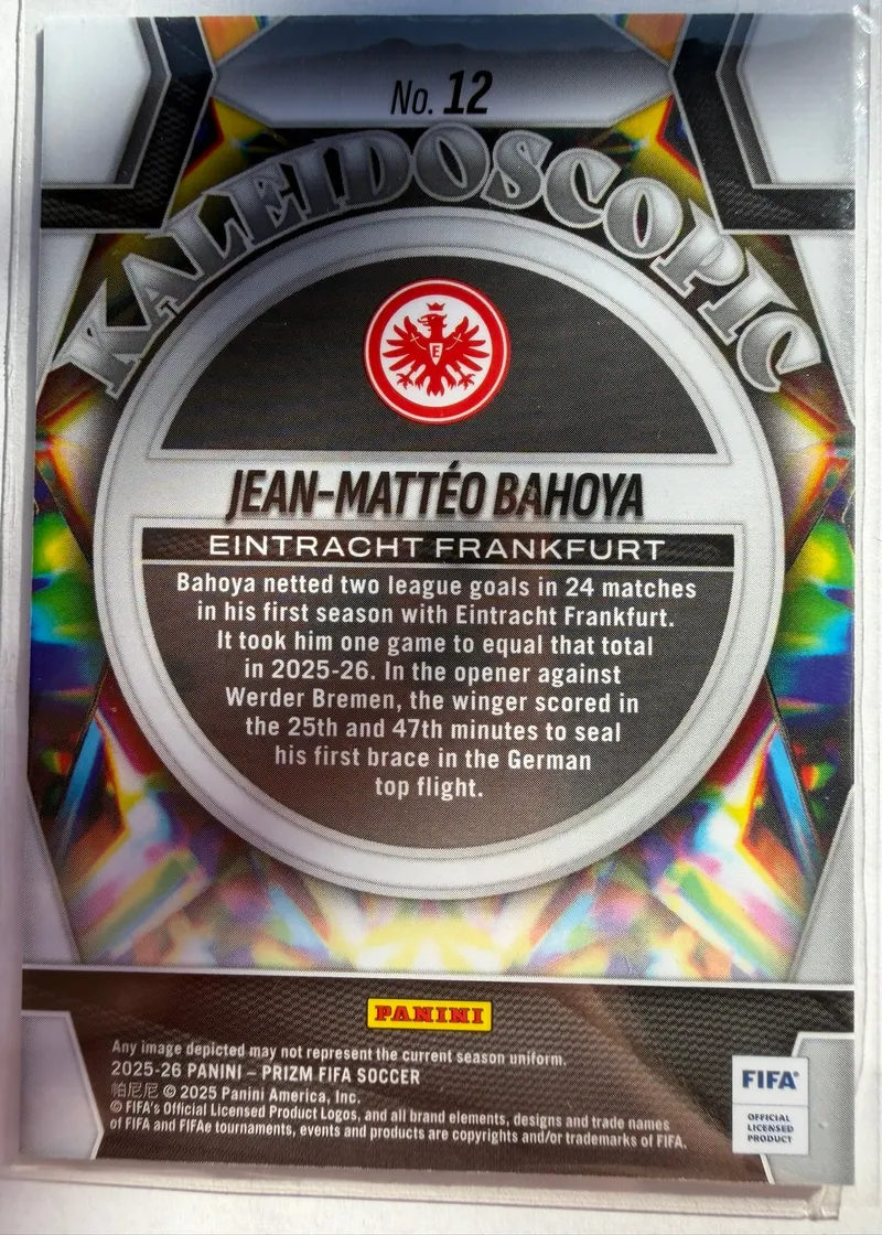 Jean-Mattéo Bahoya, Panini Prizm FIFA 2025/26 Kaleidoscopic, karta 12 — rewers z herbem Eintrachtu Frankfurt i opisem dubletu z Werderem