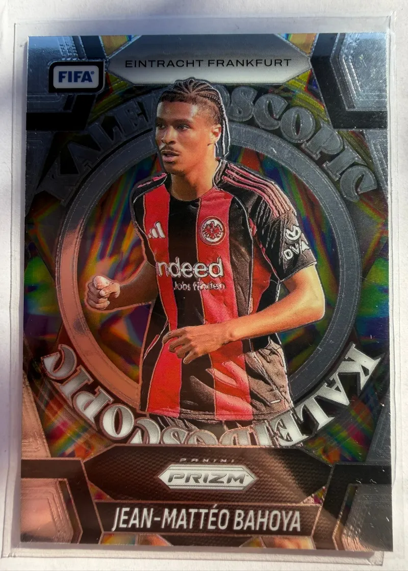 Jean-Mattéo Bahoya, Panini Prizm FIFA 2025/26 Kaleidoscopic, karta 12 — awers z kolistym, kalejdoskopowym wzorem za zawodnikiem Eintrachtu