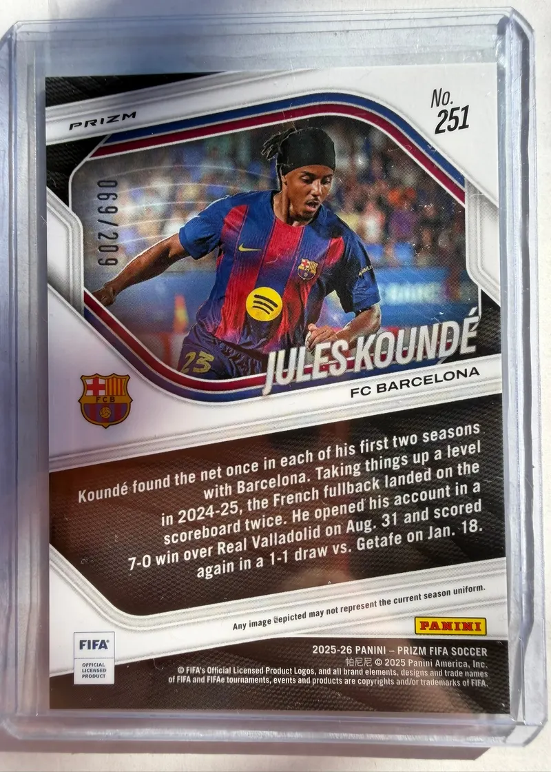 Jules Koundé, Panini Prizm FIFA 2025/26, karta 251 — rewers z ręczną numeracją 069/209, herbem FC Barcelony i opisem zawodnika