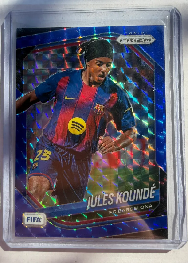 Jules Koundé, Panini Prizm FIFA 2025/26 Blue Mosaic, karta 251 — awers z niebieską mozaiką w tle i zawodnikiem w barwach FC Barcelony