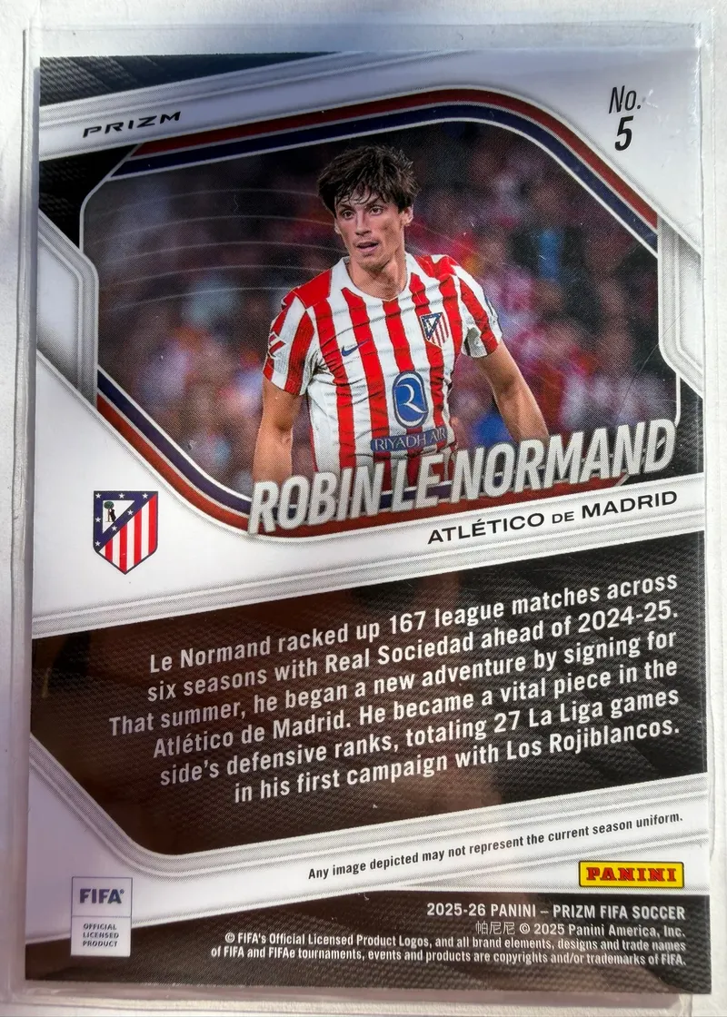 Robin Le Normand, Panini Prizm FIFA 2025/26, karta 5 — rewers z herbem Atlético Madryt i opisem transferu