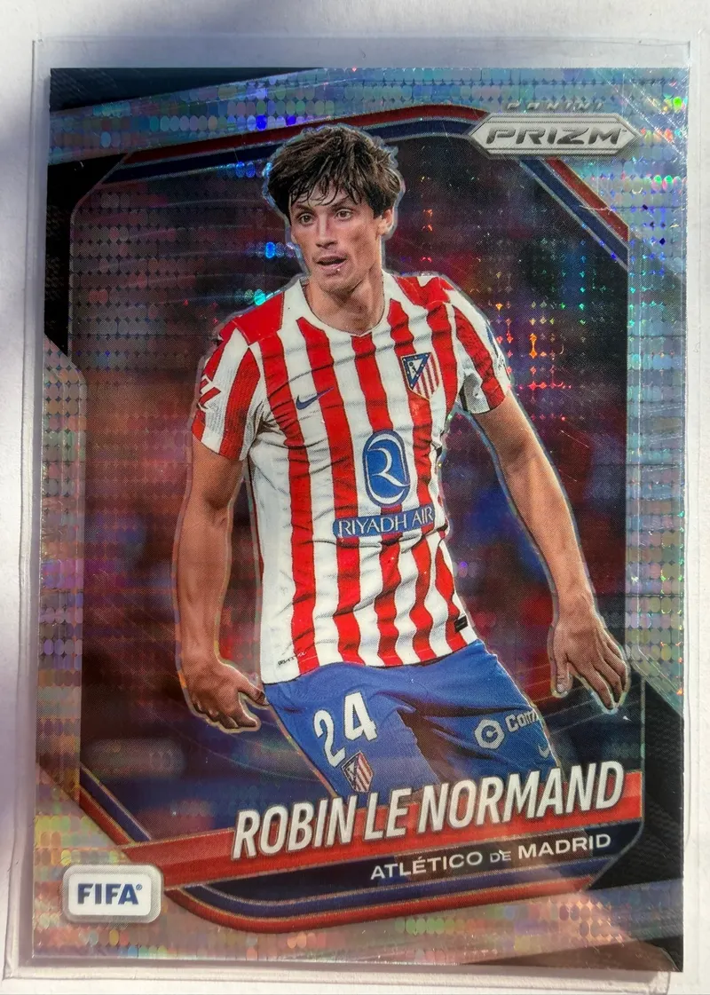 Robin Le Normand, Panini Prizm FIFA 2025/26 Pulsar Prizm, karta 5 — awers z cętkowanym refraktorem i zawodnikiem w czerwono-białych pasach Atlético