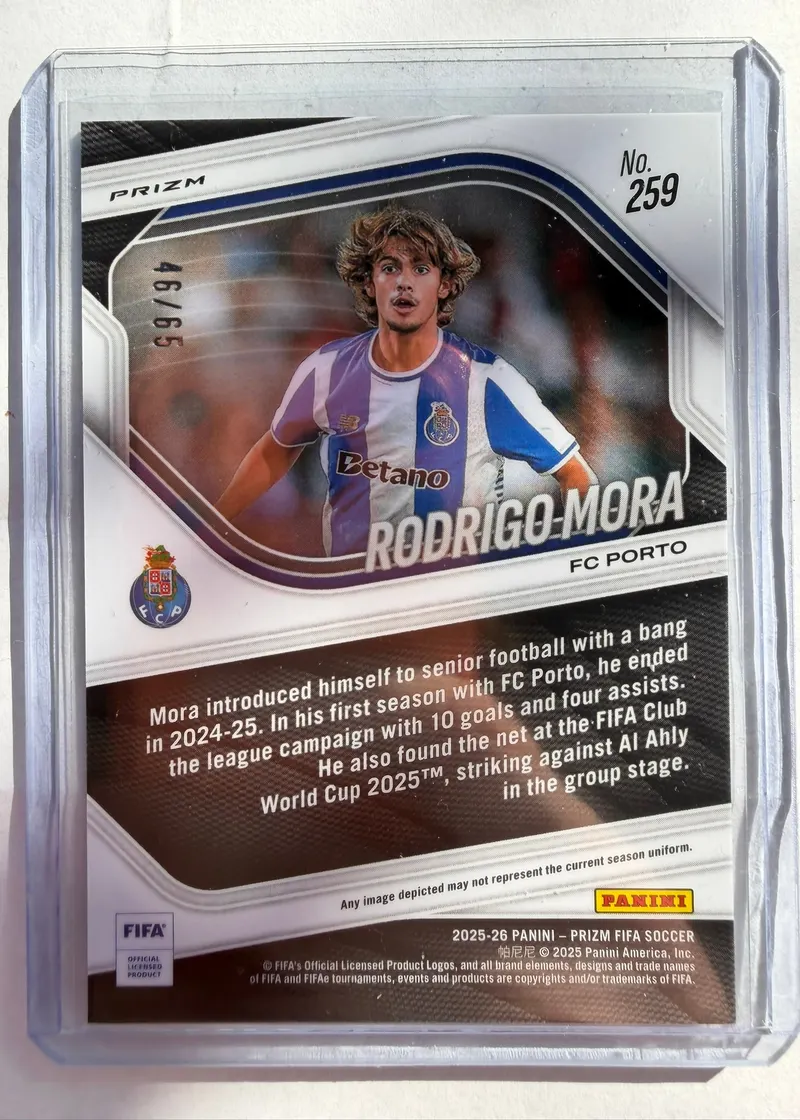Rodrigo Mora, Panini Prizm FIFA 2025/26, karta 259 — rewers z ręczną numeracją 46/65, herbem FC Porto i opisem zawodnika
