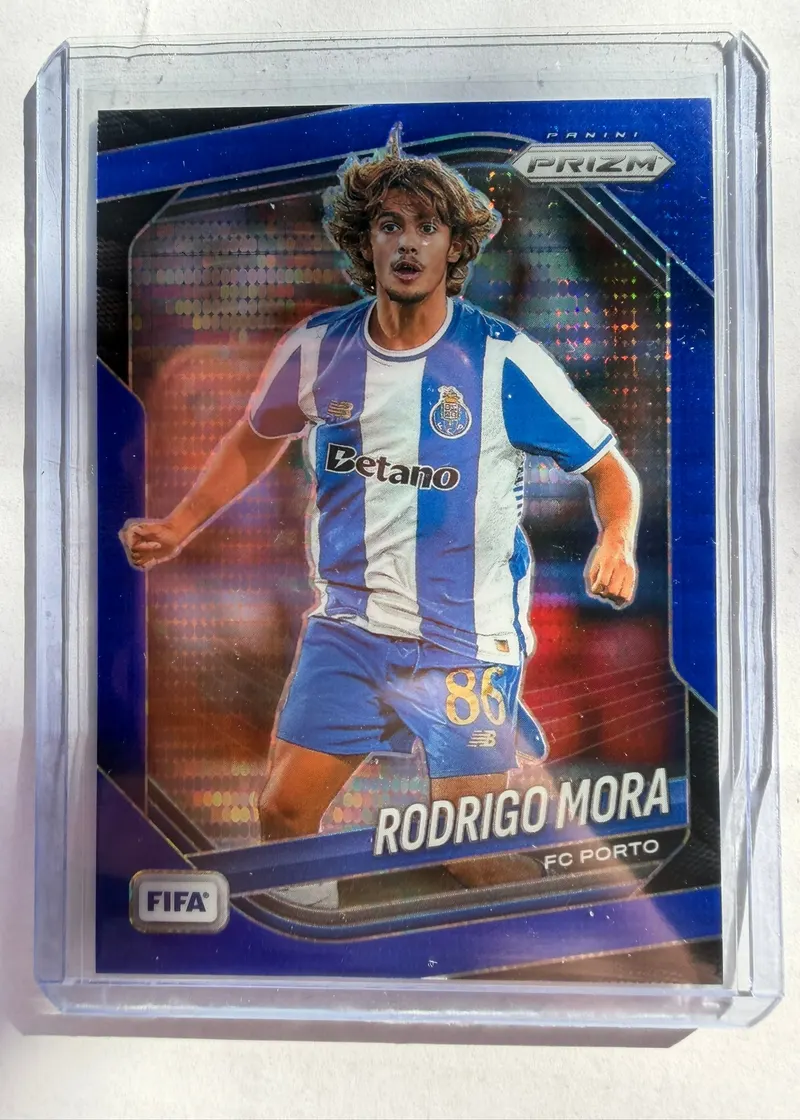Rodrigo Mora, Panini Prizm FIFA 2025/26 Blue Pulsar Prizm, karta 259 — awers z niebieskim, drobno cętkowanym refraktorem i zawodnikiem w barwach FC Porto