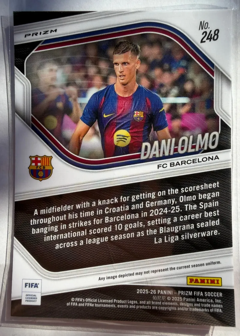 Dani Olmo, Panini Prizm FIFA 2025/26, karta 248 — rewers z herbem FC Barcelony i opisem sezonu