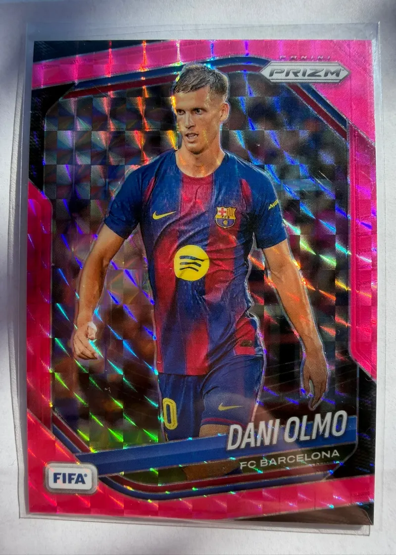 Dani Olmo, Panini Prizm FIFA 2025/26 Pink Mosaic, karta 248 — awers z różową mozaiką w tle i zawodnikiem w barwach FC Barcelony
