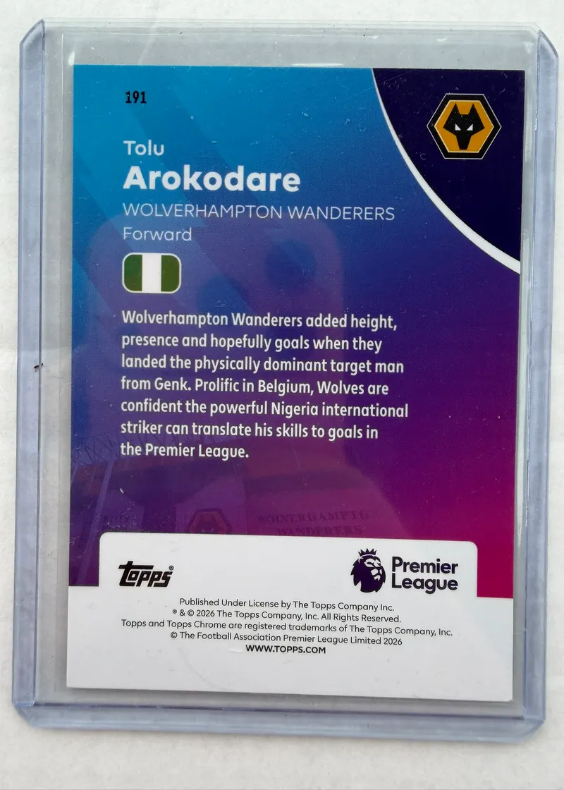 Tolu Arokodare, Topps Chrome Premier League 2025/26, karta 191 — rewers z herbem Wolverhampton, flagą Nigerii i opisem zawodnika