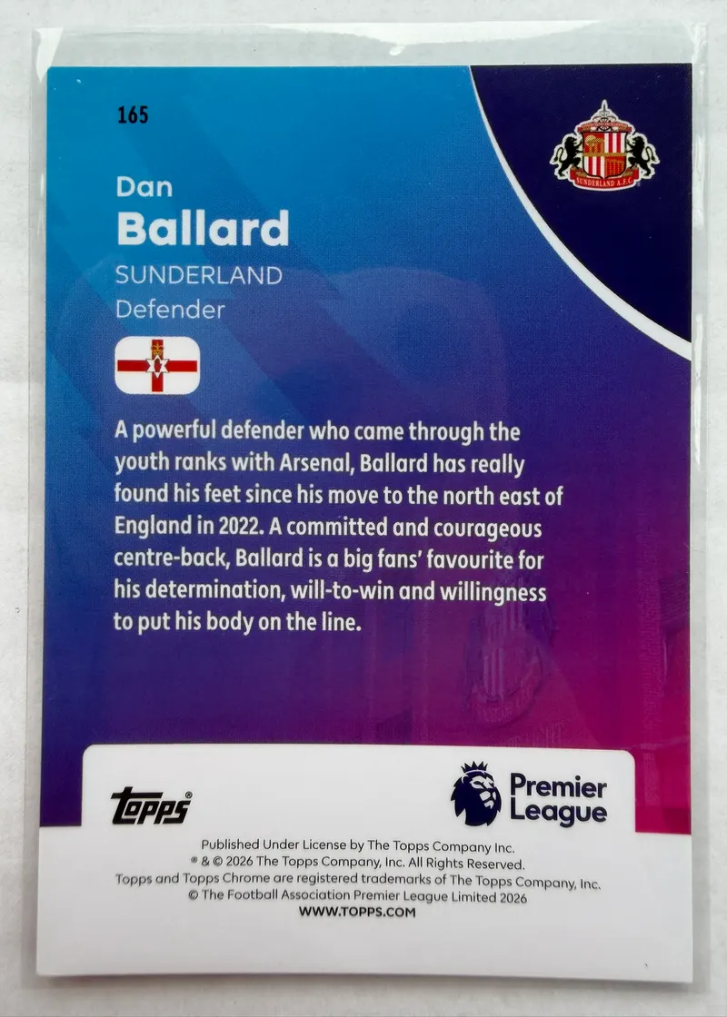 Dan Ballard, Topps Chrome Premier League 2025/26, karta 165 — rewers z herbem Sunderlandu, flagą Irlandii Północnej i opisem zawodnika
