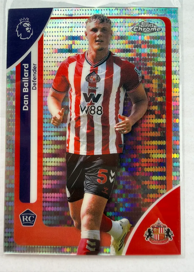 Dan Ballard, Topps Chrome Premier League 2025/26 Pulsar Refractor, karta 165 — awers z mozaikowym refleksem foliowym, Ballard w pasiastym stroju Sunderlandu z oznaczeniem RC