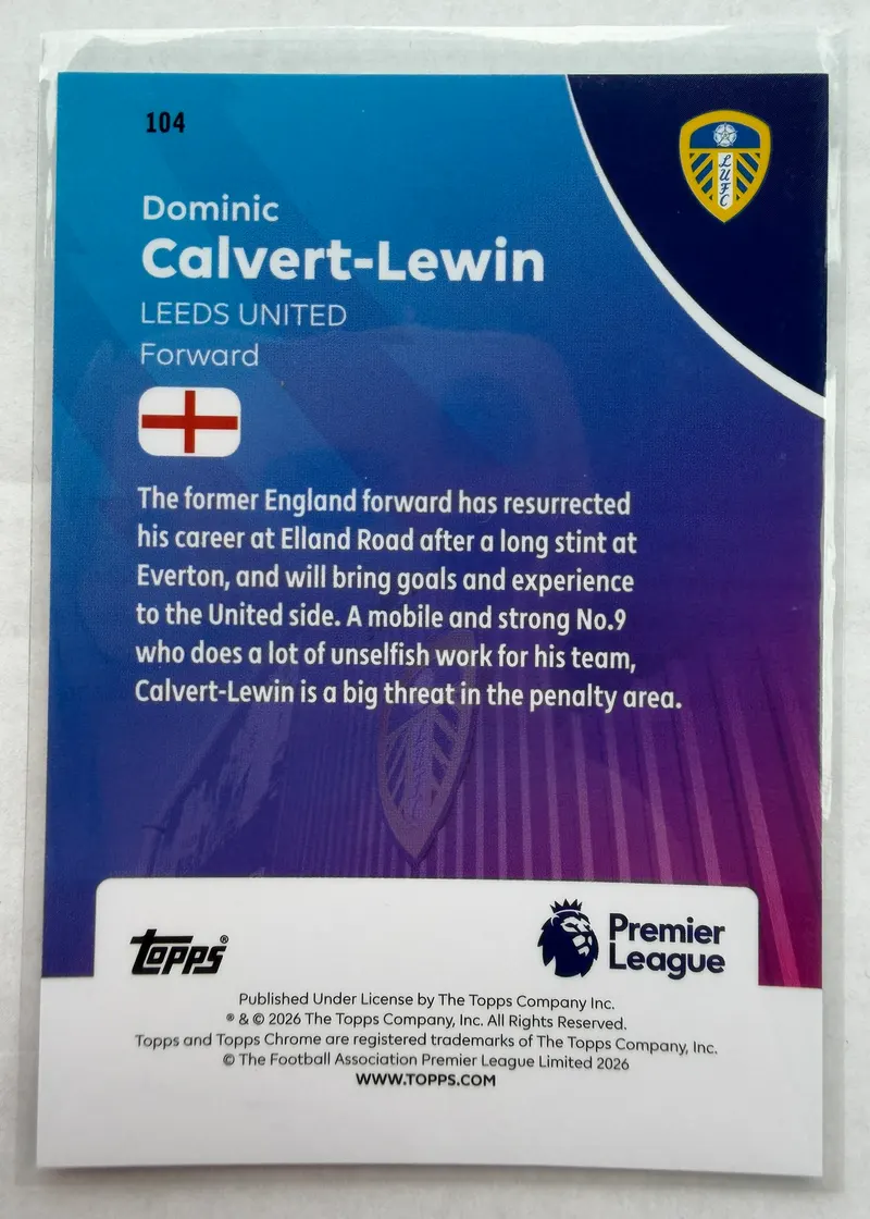 Dominic Calvert-Lewin, Topps Chrome Premier League 2025/26, karta 104 — rewers z herbem Leeds United, flagą Anglii i opisem zawodnika