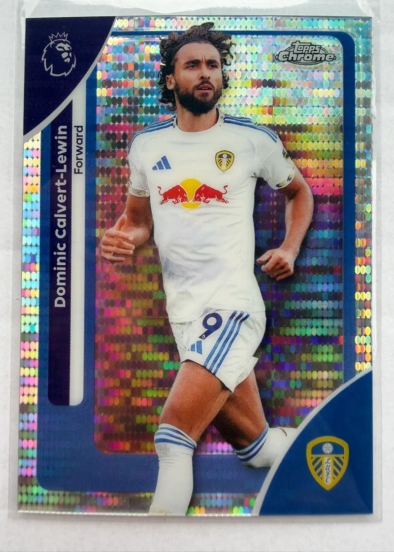 Dominic Calvert-Lewin, Topps Chrome Premier League 2025/26 Pulsar Refractor, karta 104 — awers z mozaikowym refleksem foliowym, Calvert-Lewin w białym stroju Leeds United
