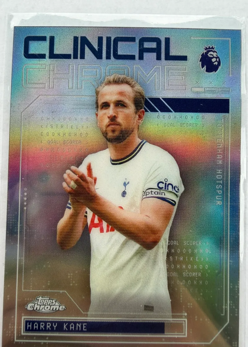 Harry Kane, Topps Chrome Premier League 2025/26 Clinical Chrome CC-6 — chromowany awers w barwach Tottenhamu z tęczowym refleksem