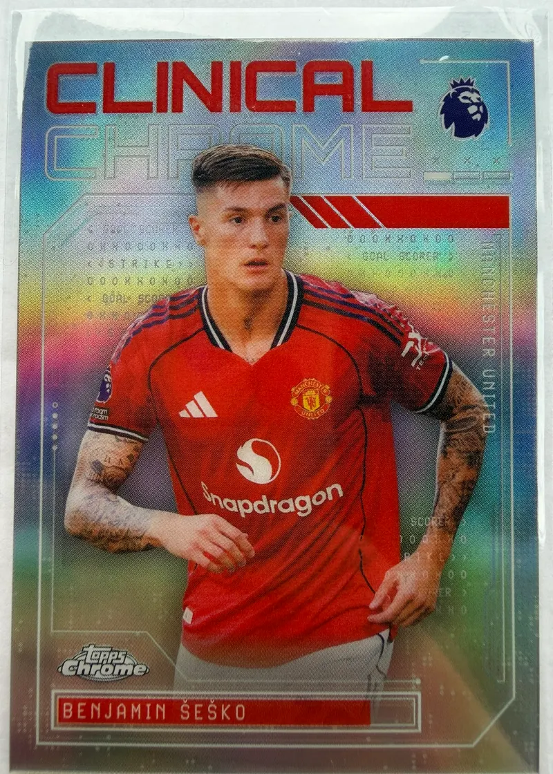 Benjamin Šeško, Topps Chrome Premier League 2025/26 Clinical Chrome CC-22 — chromowany awers w czerwonych barwach Manchesteru United