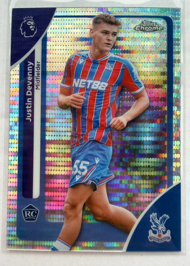 Justin Devenny, Topps Chrome Premier League 2025/26 Pulsar Refractor, karta 71 — awers z mozaikowym refleksem foliowym, Devenny w pasiastym stroju Crystal Palace z oznaczeniem RC