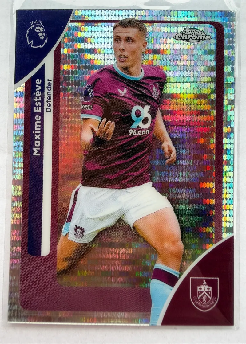 Maxime Estève, Topps Chrome Premier League 2025/26 Pulsar Refractor, karta 51 — awers z mozaikowym refleksem foliowym, Estève w bordowym stroju Burnley